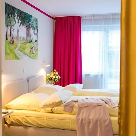 Hotell Goldflair Am Rathaus 3*